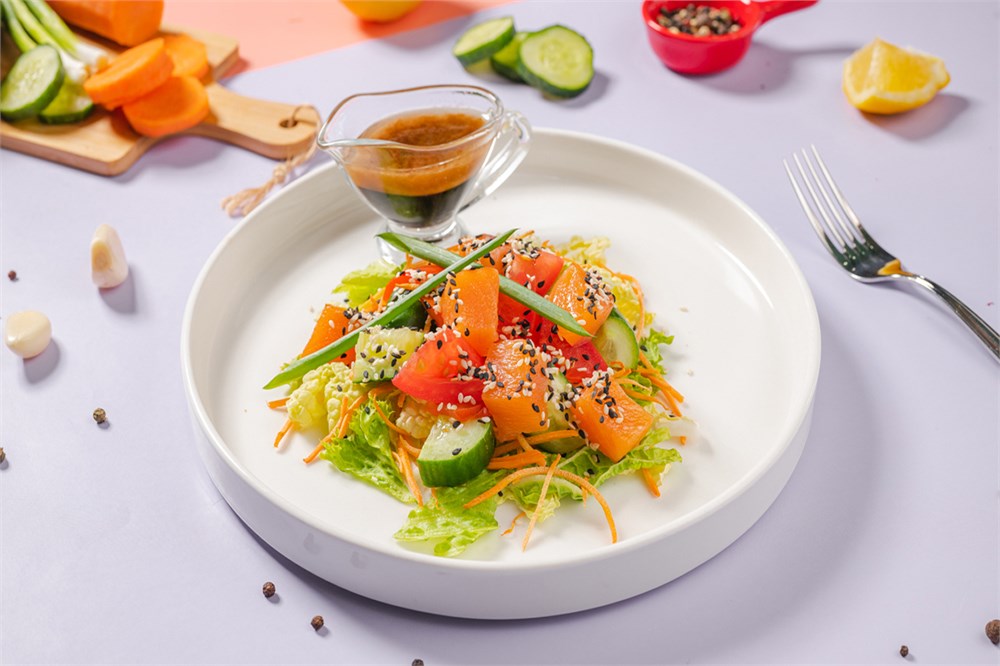 {{photo.Alt || photo.Description || 'Салат с сёмгой и овощами'}}