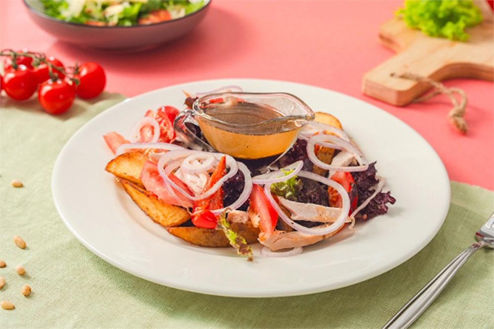 {{photo.Alt || photo.Description || 'Салат с копчёной курицей и томлёным картофелем'}}