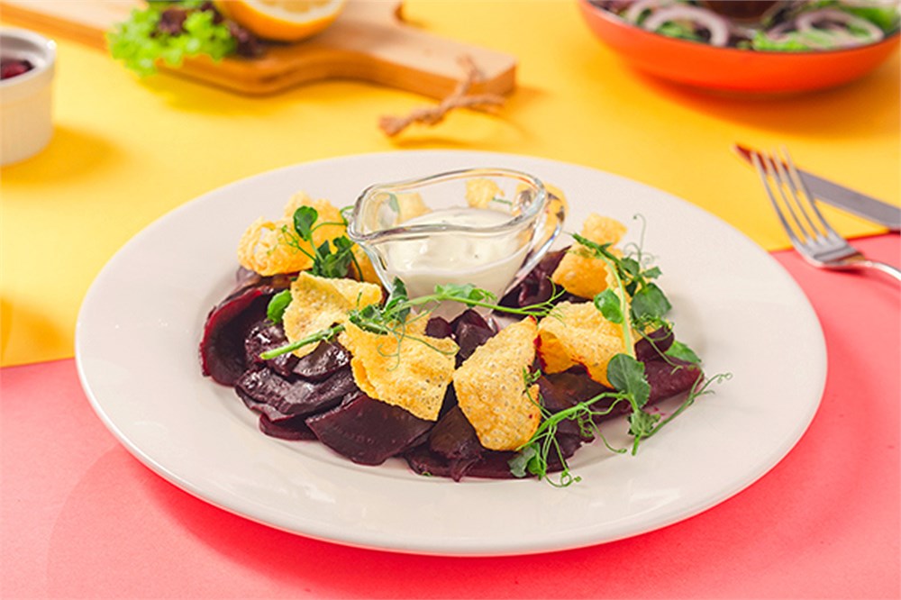 {{photo.Alt || photo.Description || 'Салат со свёклой и рисовыми чипсами'}}