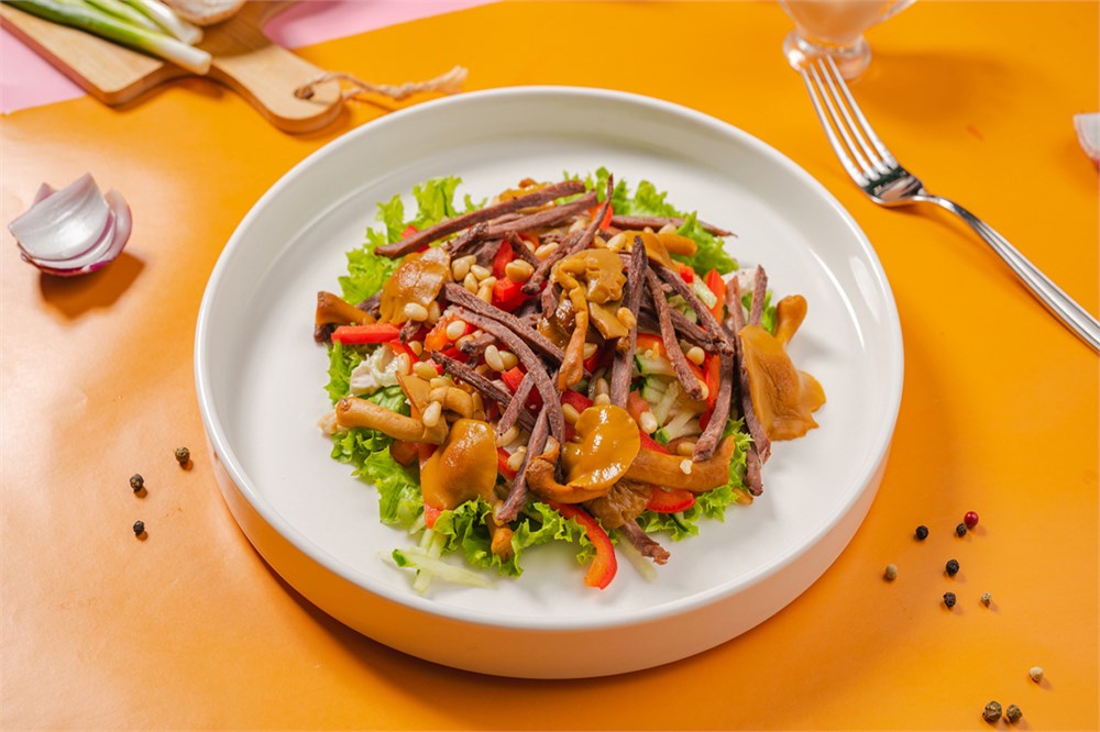 {{photo.Alt || photo.Description || 'Салат с говядиной и кедровыми орешками'}}