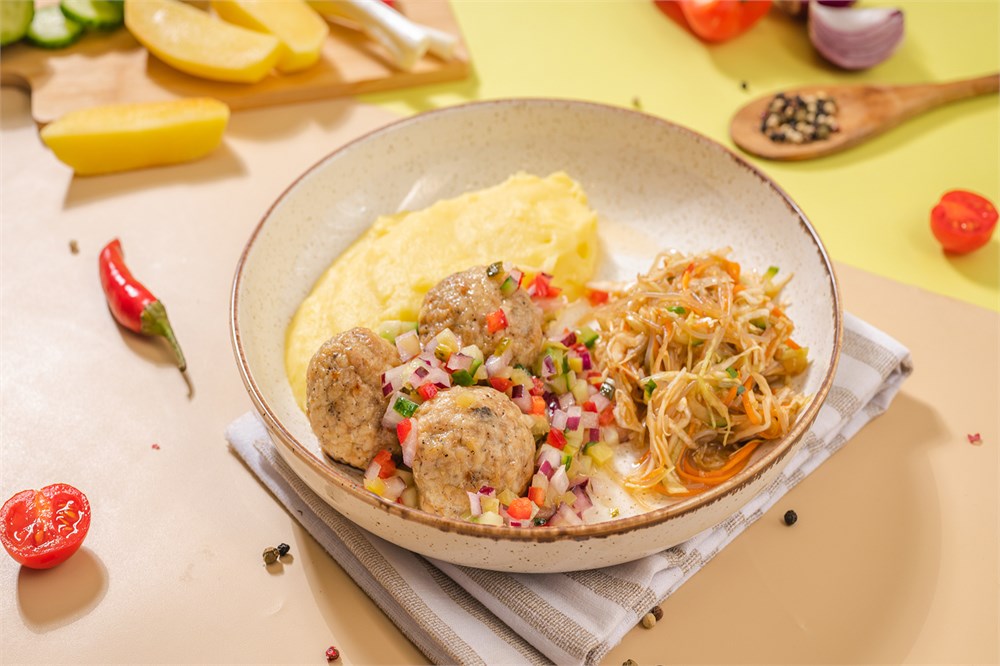 {{photo.Alt || photo.Description || 'Митболы с вялеными томатами и канкасе из овощей '}}