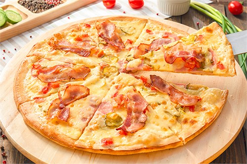 Пицца с ветчиной, томатами и беконом 1071185