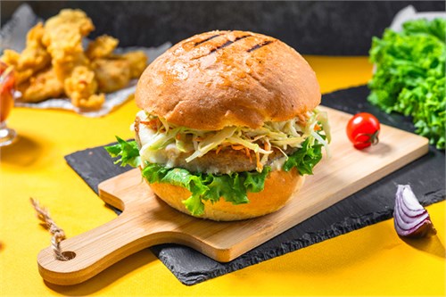 Бургер с курицей и салатом коул-слоу  1093649