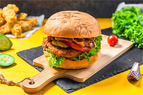 Бургер с хрустящей курицей и соусом барбекю  1093724