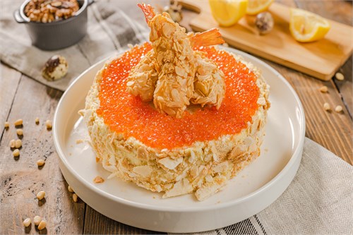 Наполеон с лососем, красной икрой и креветками 1023222