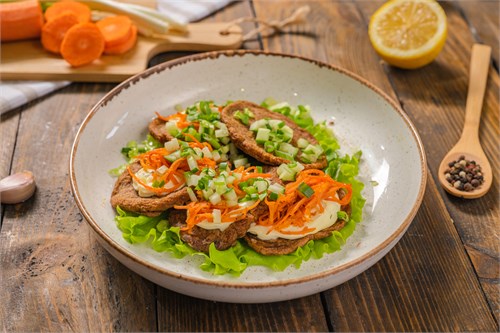 Оладьи из куриной печени с маринованной морковью и огурцом 1033513