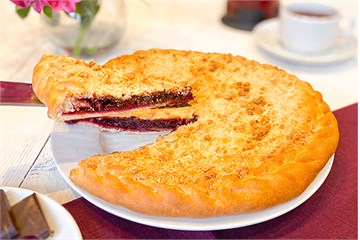 {{photo.Alt || photo.Description || 'Пирог с вишней и шоколадом '}}