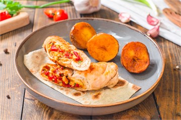 {{photo.Alt || photo.Description || 'Куриный рулетик с печёным перцем и сыром'}}