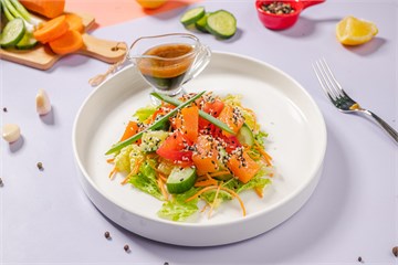 {{photo.Alt || photo.Description || 'Салат с сёмгой и овощами'}}