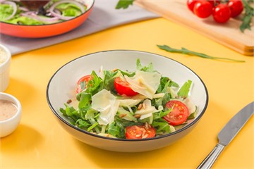 {{photo.Alt || photo.Description || 'Салат с рукколой, яблоком и пармезаном'}}