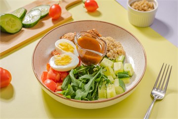 {{photo.Alt || photo.Description || 'Боул с киноа и курицей '}}