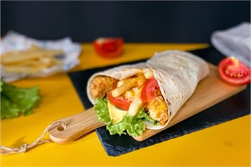 {{photo.Alt || photo.Description || 'Кинг ролл со стрипсами и картофелем фри в тортилье '}}