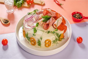 {{photo.Alt || photo.Description || 'Сэндвич-торт с колбасой'}}