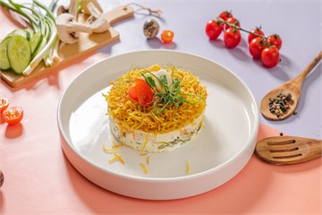 {{photo.Alt || photo.Description || 'Салат с копчёной курицей и картофелем пай мини'}}