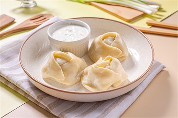 {{photo.Alt || photo.Description || 'Манты со свининой и говядиной'}}