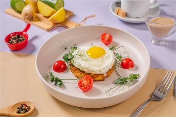 {{photo.Alt || photo.Description || 'Картофельный драник с копчёной курицей и яйцом '}}