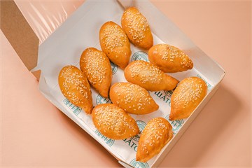 {{photo.Alt || photo.Description || 'Коробочка пирожков с курицей, грибами и сыром Доставка'}}