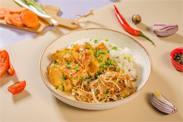 {{photo.Alt || photo.Description || 'Курица том ям с рисом'}}