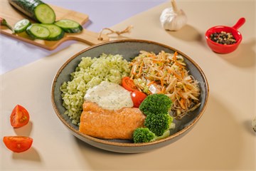 {{photo.Alt || photo.Description || 'Горбуша в сливочном соусе с рисом'}}