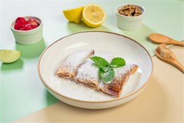 {{photo.Alt || photo.Description || 'Блинчики с яблоками и клубникой '}}