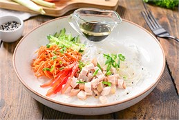 {{photo.Alt || photo.Description || 'Салат с куриным филе и фунчозой'}}