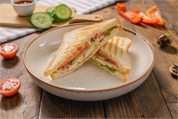 {{photo.Alt || photo.Description || 'Сэндвич с копчёной курицей и сыром'}}